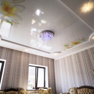 Лилав полилей в хола с опънат таван