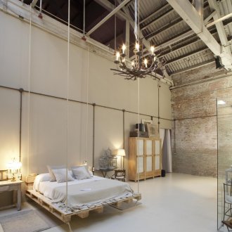 Висящо легло от палети в интериора