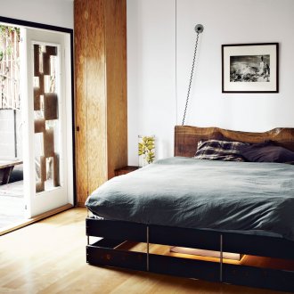 Висящо черно дървено легло в спалнята