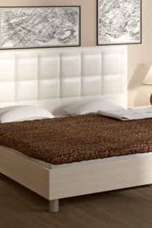 Katil krim dengan kepala katil lembut