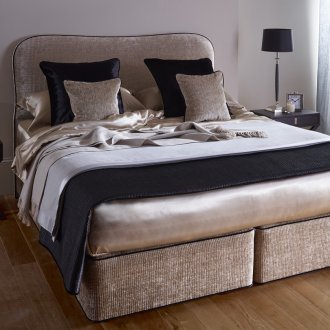 Katil coklat dengan kepala katil lembut