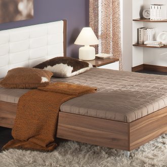 Katil kayu dengan kepala katil lembut