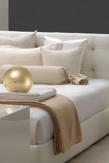 Katil putih dengan kepala katil lembut