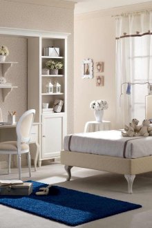 Katil bayi beige kecil dengan kepala katil lembut