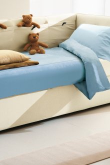 Katil bayi beige dengan headboard lembut