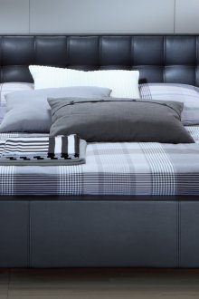 Katil kulit hitam dengan kepala katil lembut