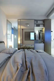 옷장이 있는 회색과 흰색 침실