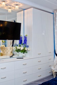 파란색과 흰색 침실 디자인