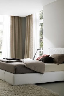 흰색과 갈색 침실