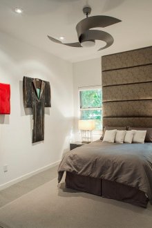 갈색과 흰색 침실