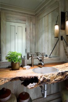 Баня в стил лофт с плот от дърво