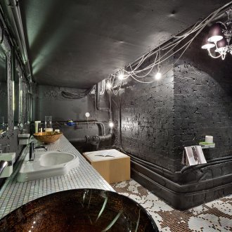 Баня в стил лофт с черни стени и таван