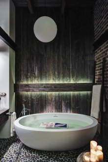 Баня в стил лофт с тапицерия от дърво