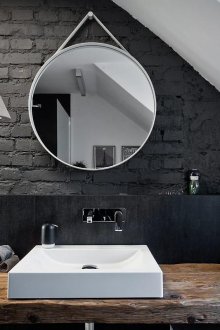 Черна тухлена стена в банята в стил лофт