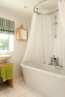 Sorotan di dalam bilik mandi putih tanpa tandas