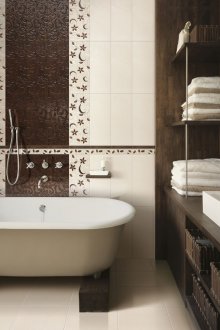 Bilik mandi berwarna coklat muda tanpa tandas