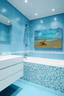 Bilik mandi gaya putih dan biru tanpa tandas