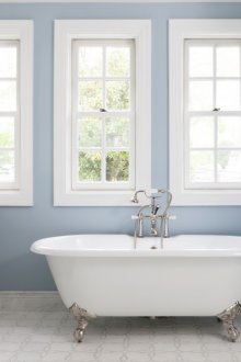 Bilik mandi biru dan putih tanpa tandas