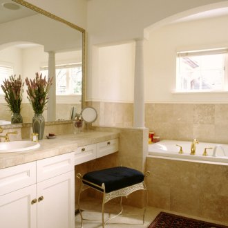 Bilik mandi air putih dan beige tanpa tandas