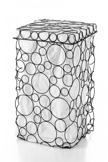 Keranjang dobi hitam dan putih yang luar biasa di bilik mandi