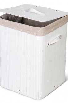 Keranjang cucian kayu putih di bilik mandi