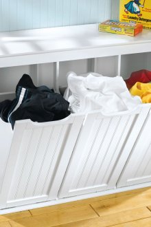 Keranjang cucian kayu putih di bilik mandi