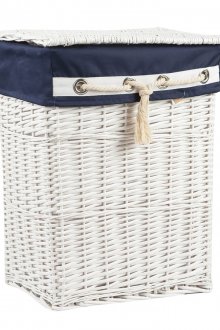 Keranjang cucian rotan putih di bilik mandi