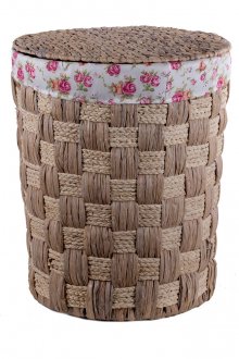 Keranjang cucian rotan coklat di bilik mandi