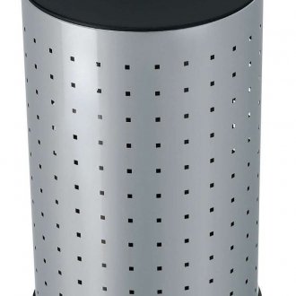 Keranjang cucian logam di bilik mandi