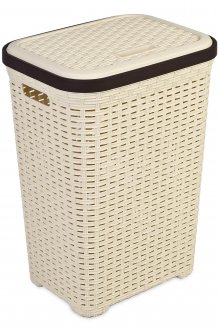 Keranjang cucian air di bilik mandi