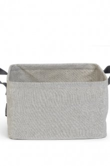 Lipat keranjang cucian di bilik mandi