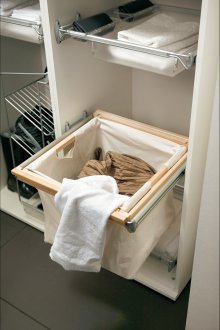 Keranjang cucian keluar di bilik mandi