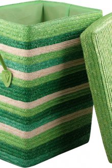 Keranjang cucian rapi pegun di bilik mandi