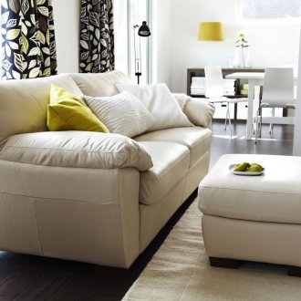 Бежов кожен таван в интериора на хола