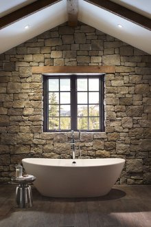 Hiasan dinding batu di bilik mandi di rumah persendirian