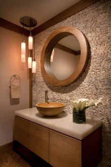 Menamatkan dinding dengan batu halus di bilik mandi