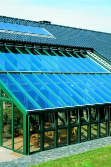 Голяма къща с оранжерия