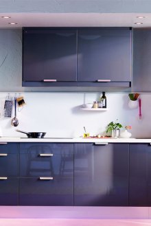 Красиви аксесоари в черно-бяла кухня