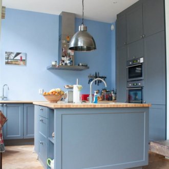 Красиви аксесоари в синята кухня