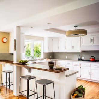 Стилен бар плот в кухнята