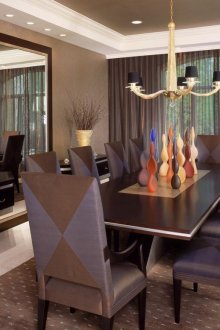 Тъмни завеси от органза в трапезарията