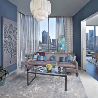 Завеси от органза в синьо-бялата всекидневна