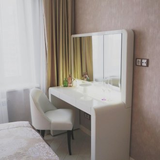 Завеси от бяла органза и черни горчични завеси в спалнята