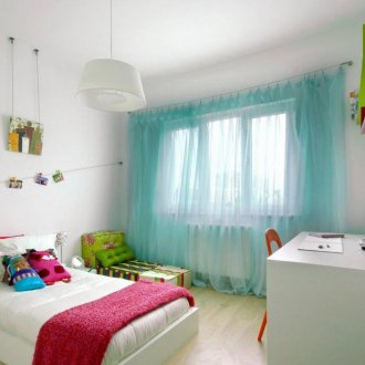 Тюркоазени завеси от органза в детската стая