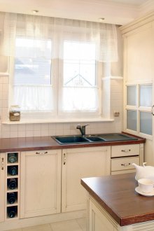 Къси завеси от органза в кухнята