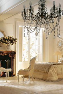 Тъмно полилей в бежова класическа спалня