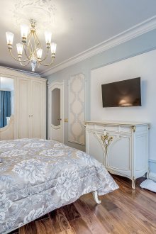 Полилей в синя класическа спалня