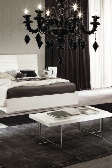 Черен полилей в модернистична спалня