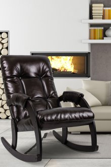 Черен кожен люлеещ се стол в хола с камина