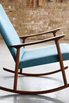 Кафяво и синьо люлеещ се стол в хола